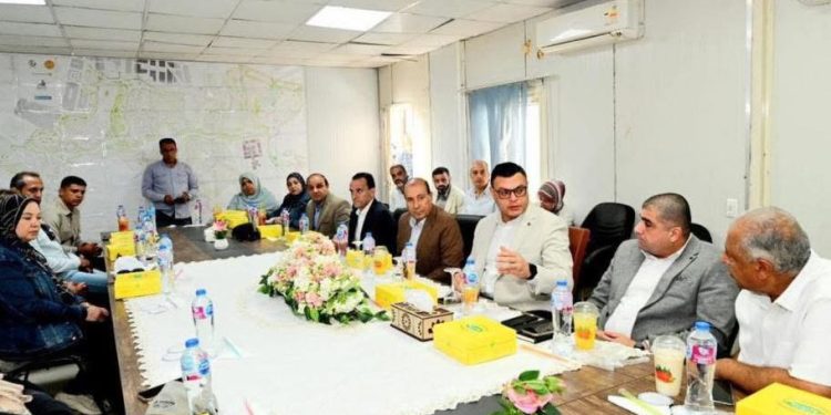 وزير الإسكان يعقد اجتماعا مع الشركات العاملة بحدائق تلال الفسطاط ويتابع الاعمال النهائية بالمشروع
