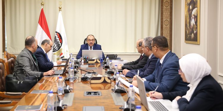 وزير قطاع الأعمال يتابع جهود التوافق مع آلية تعديل حدود الكربون لتعزيز تنافسية الصادرات
