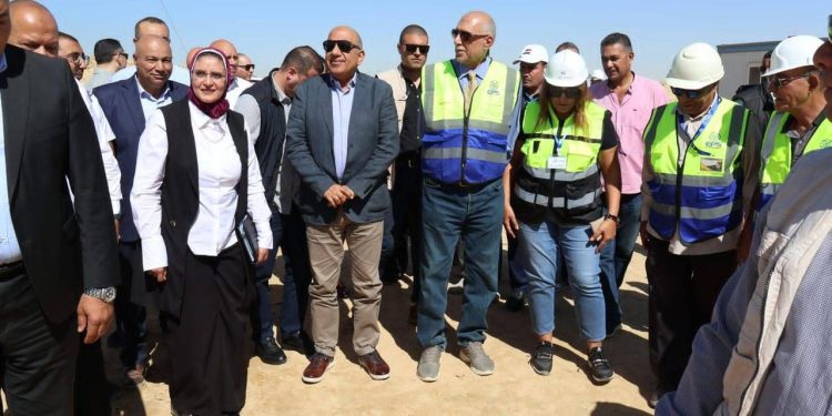 وزير الكهرباء يتفقد أعمال خط الربط الكهربائي المصرى السعودى
