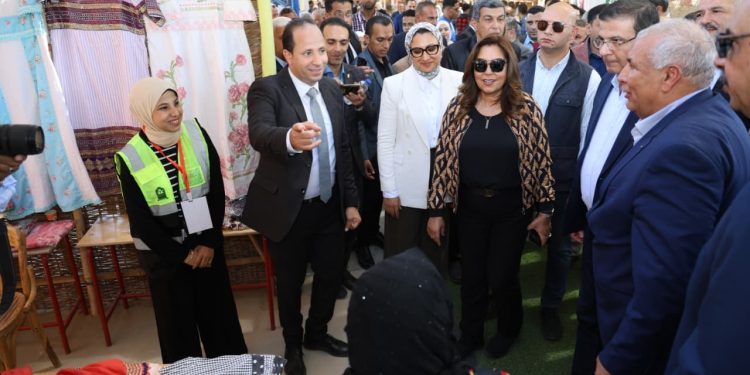 وزيرا الزراعة والتنمية المحلية يفتتحان فعاليات الدورة الثانية لمعرض الوادي الجديد الزراعي