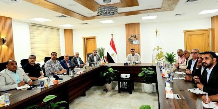 وزير الإسكان يعقد اجتماعًا بمقر جهاز مدينة العبور الجديدة
