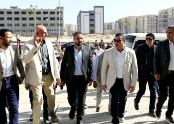 وزير الإسكان يتفقد مشروع المبادرة الرئاسية “سكن لكل المصريين” والطرق والمحاور والإسكان الأخضر بالعبور الجديدة