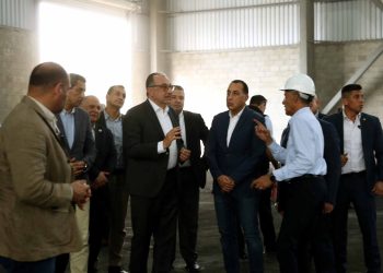 رئيس الوزراء يتفقد مراحل الإنتاج بمصنع الشركة المصرية لبلوكات الأنود الكربونية بالسخنة