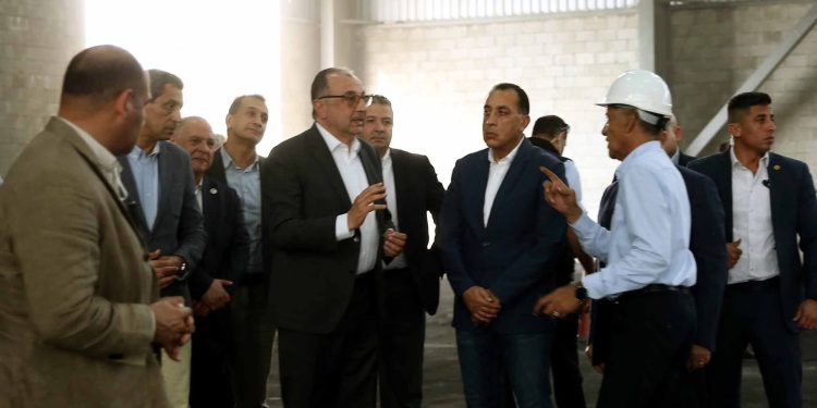 رئيس الوزراء يتفقد مراحل الإنتاج بمصنع الشركة المصرية لبلوكات الأنود الكربونية بالسخنة