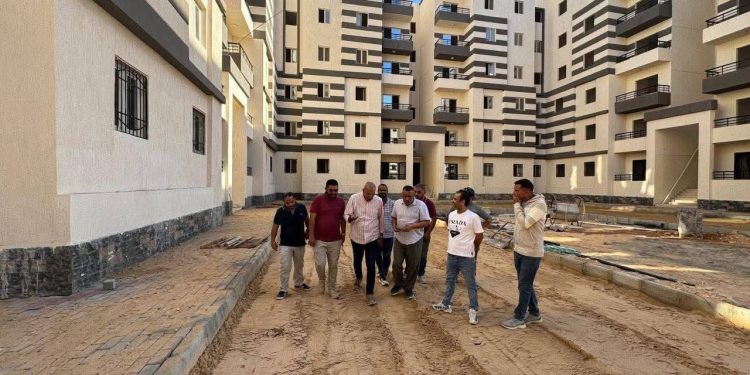 رئيس جهاز أسيوط الجديدة يقوم بمتابعة نسب التنفيذ ومعدلات الأداء بمختلف المشروعات بالمدينة