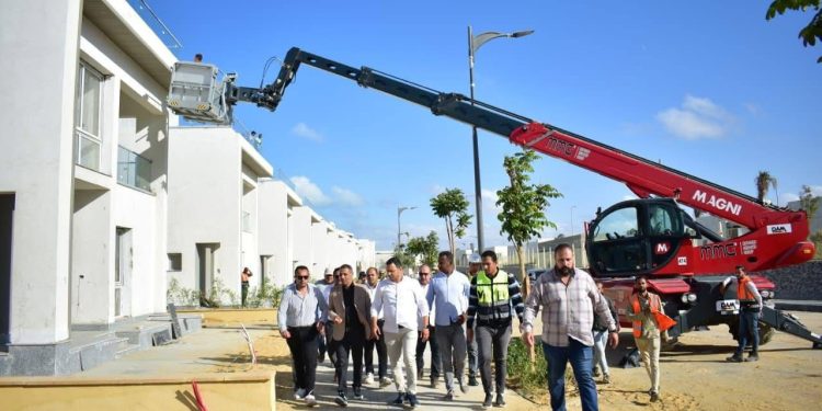 استكمالاً لجولته الميدانية بمدينة العلمين الجديدة.. نائب رئيس الهيئة يتفقد مشروعي الحي اللاتيني والمدينة التراثية