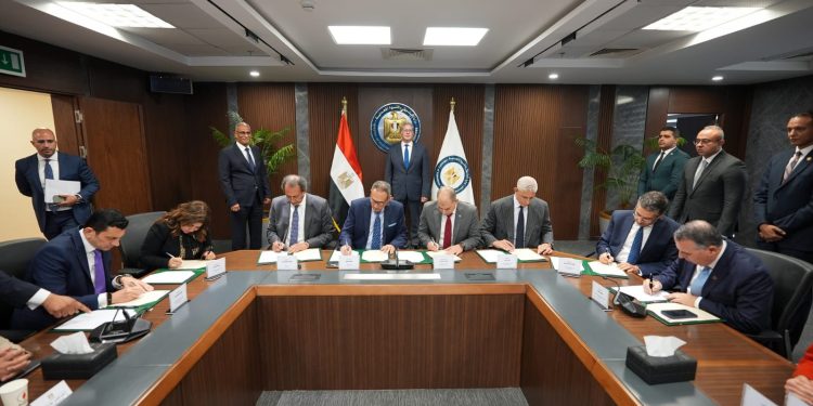 بقيمة 135 مليون دولار .. وزير البترول والثروة المعدنية يشهد توقيع عقد تمويل مشروع الإيثانول الحيوي مع تحالف مصرفي