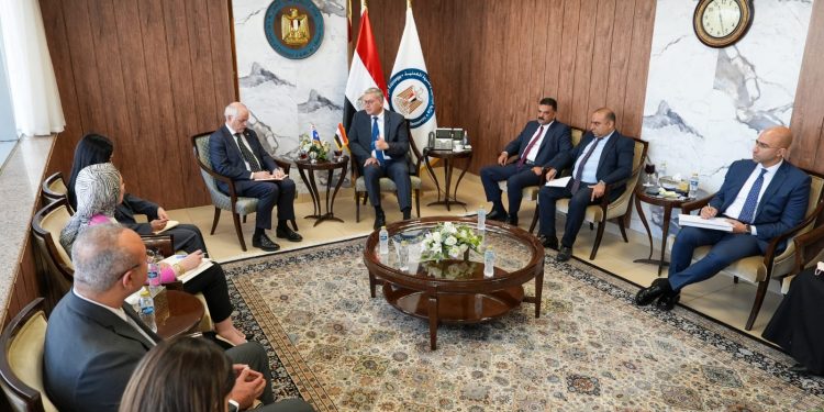 وزير البترول والثروة المعدنية يبحث مع السفير الاسترالى تعزيز التعاون الاستثمارى في قطاع التعدين