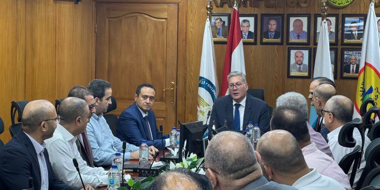 وزير البترول في زيارة مفاجئة لشركة رشيد للبترول.. ويستمع لآراء ومقترحات القيادات التنفيذية