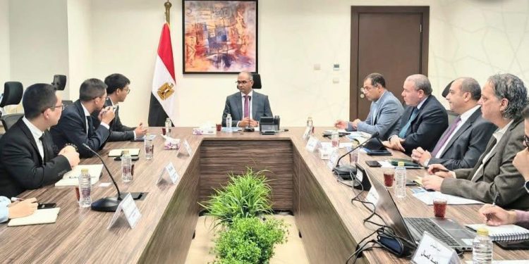 نائب وزير الإسكان يبحث أوجه التعاون مع شركة صينية في مجال تحلية المياه