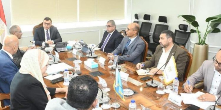 وزير الإسكان يتابع سير العمل بقطاع المرافق بهيئة المجتمعات العمرانية الجديدة وموقف عددٍ من مشروعات المرافق بالمدن الجديدة