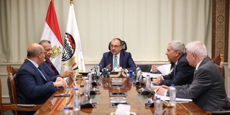 وزير قطاع الأعمال العام يبحث مع نقيب أطباء الأسنان آليات تأمين احتياجات السوق من بنج الأسنان والمستلزمات الطبية من خلال “القابضة للأدوية”