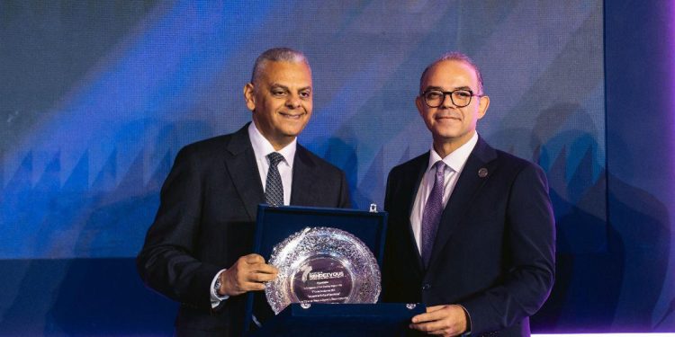 الدكتور محمد فريد، رئيس الهيئة العامة للرقابة المالية وعلاء الزهير رئيس اتحاد شركات التامين المصري