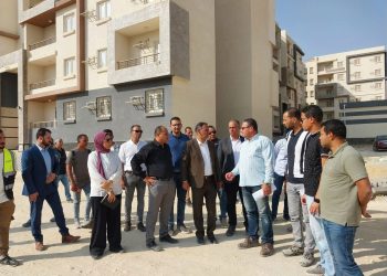 القيادات التنفيذية بهيئة المجتمعات العمرانية يتفقدون مشروعات التنمية بمدينة 15 مايو