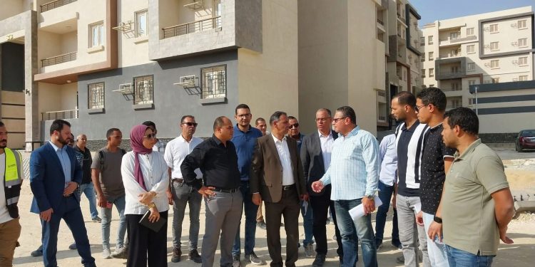 القيادات التنفيذية بهيئة المجتمعات العمرانية يتفقدون مشروعات التنمية بمدينة 15 مايو