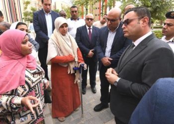 وزير الإسكان يُسلم عددا من عقود وحدات المبادرة الرئاسية “سكن لكل المصريين” بالإعلان الرابع عشر بمدينة حدائق أكتوبر