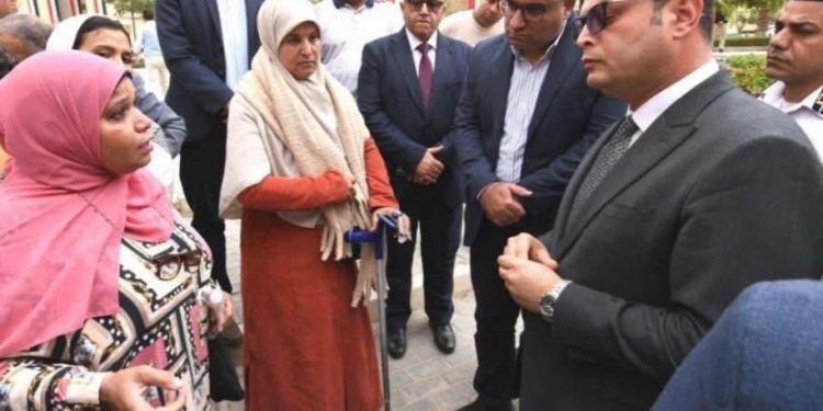 وزير الإسكان يُسلم عددا من عقود وحدات المبادرة الرئاسية “سكن لكل المصريين” بالإعلان الرابع عشر بمدينة حدائق أكتوبر