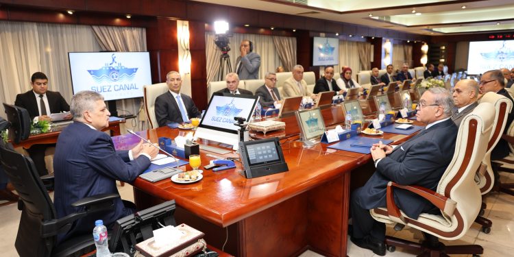 الفريق أسامة ربيع يجتمع مع ممثلي 20 جهة من الخطوط والتوكيلات الملاحية