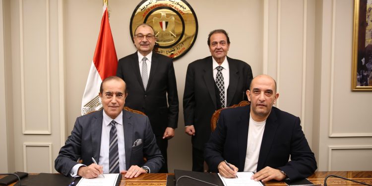 وزير قطاع الأعمال يشهد توقيع اتفاق تكميلي لعقود تطوير “مجاويش” بالغردقة 