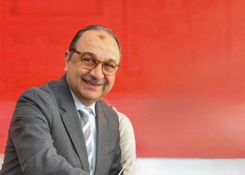 وزير قطاع الأعمال العام يدلي بصوته في انتخابات مجلس النواب بلجنته الانتخابية بمدرسة سيزا نبراوي بالقاهرة الجديدة