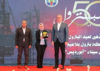 وزير البترول يُكرّم الدكتورة أسماء حجاج من الإدارة العامة للسلامة والصحة المهنية بـشركة ويبكو