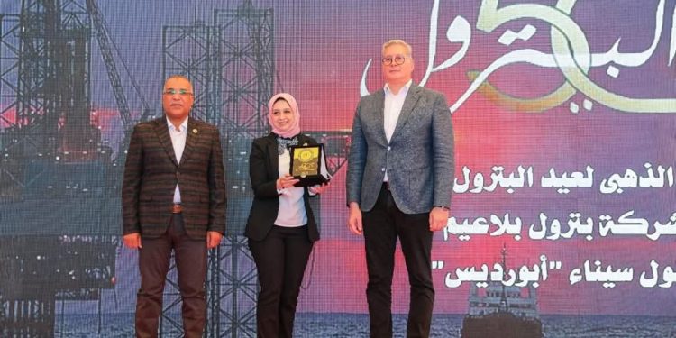 وزير البترول يُكرّم الدكتورة أسماء حجاج من الإدارة العامة للسلامة والصحة المهنية بـشركة ويبكو