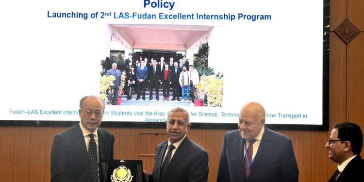 المنتدى العربي الصيني يكرم رئيس «الأكاديمية العربية» الاستاذ الدكتور إسماعيل عبد الغفار لدوره المحوري في إنجاح دورته السابقة