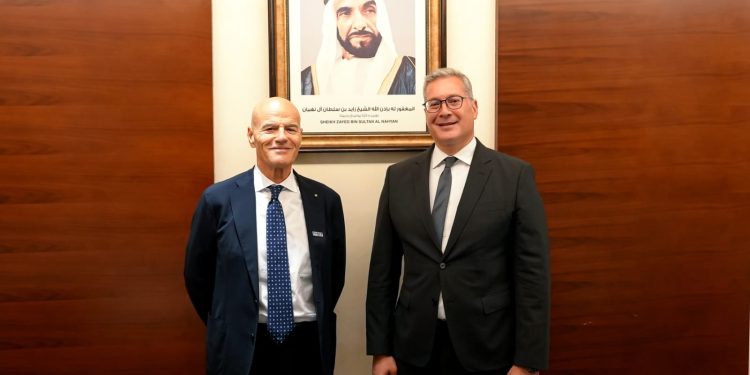 وزير البترول يبحث مع رئيس إيني الإيطالية تسريع برامج الاستكشاف والإنتاج ونقل الغاز القبرصي لمصر