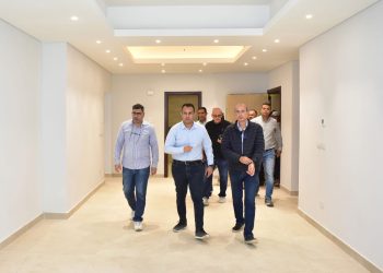 رئيس جهاز مدينة العلمين الجديدة يتفقد مشروع الأبراج الشاطئية