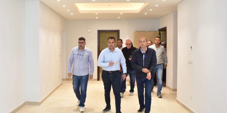 رئيس جهاز مدينة العلمين الجديدة يتفقد مشروع الأبراج الشاطئية
