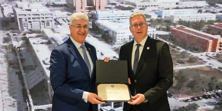 وزير البترول يُكرم إنبي وبتروجت وصان مصر بعد تميزهم بتصنيف ENR العالمي