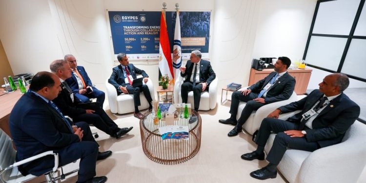 وزير البترول يعقد لقاءات مع رؤساء شركات عالمية على هامش “أديبك 2025” بأبوظبي