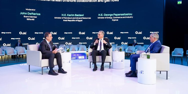 وزير البترول يستعرض دور مصر كمحور اقليمي لنقل وتداول الطاقة أمام مؤتمر أديبك