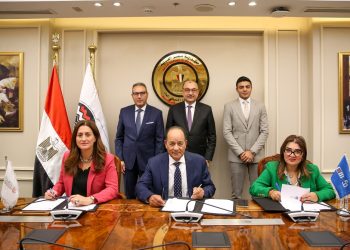 وزير قطاع الأعمال العام يشهد توقيع عقد تمويل إنشاء أول مصنع لإنتاج أقراص وحبيبات الكلور في مصر وأفريقيا والشرق الأوسط