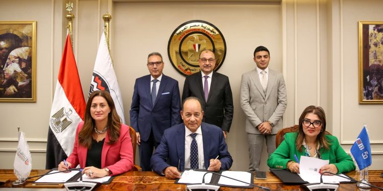 وزير قطاع الأعمال العام يشهد توقيع عقد تمويل إنشاء أول مصنع لإنتاج أقراص وحبيبات الكلور في مصر وأفريقيا والشرق الأوسط