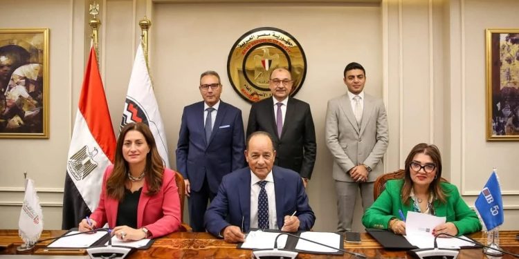 بنكا الأهلي والتجاري الدولي يوقعان يمولان مشروع “بيوردايف” لإنتاج المواد الكيماوية