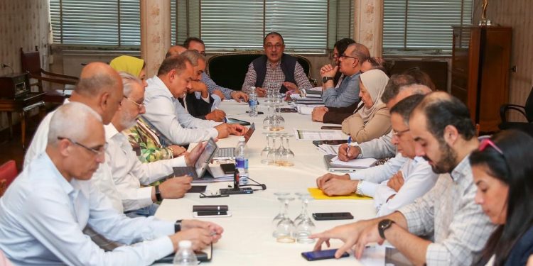 وزير قطاع الأعمال يجتمع مع الرؤساء التنفيذين لشركات “القابضة للقطن والغزل والنسيج”