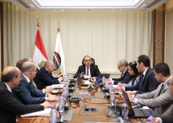 وزير قطاع الأعمال يجتمع بالرؤساء التنفيذيين للشركات القابضة لمتابعة موقف تطبيق نظام “ERP” في الشركات التابعة