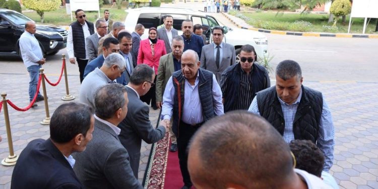 فى زيارة ميدانية.. وزير الكهرباء والطاقة المتجددة يتفقد محطة توليد كهرباء النوبارية بمحافظة البحيرة