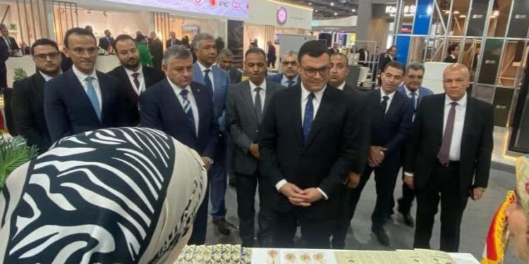 وزير الإسكان يتفقد جناح الوزارة بالمعرض والمؤتمر الدولي للنقل الذكي واللوجستيات والصناعة في دورته السادسة