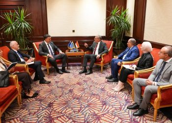 وزير البترول يبحث مع وزير الشؤون البحرية اليوناني التعاون في البنية التحتية للطاقة ونقل الغاز إلى أوروبا