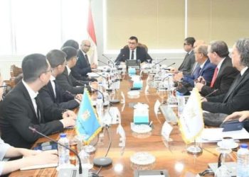وزير الإسكان يلتقي وفداً من شركة جيانجسو فينجاي الصينية لبحث فرص التعاون بملف تحلية مياه البحر