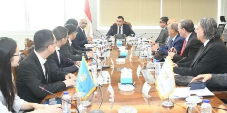 وزير الإسكان يلتقي وفداً من شركة جيانجسو فينجاي الصينية لبحث فرص التعاون بملف تحلية مياه البحر