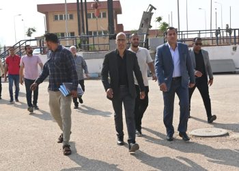 الغيطي يتفقد مشروعات المياه والصرف الصحي بالعاشر من رمضان