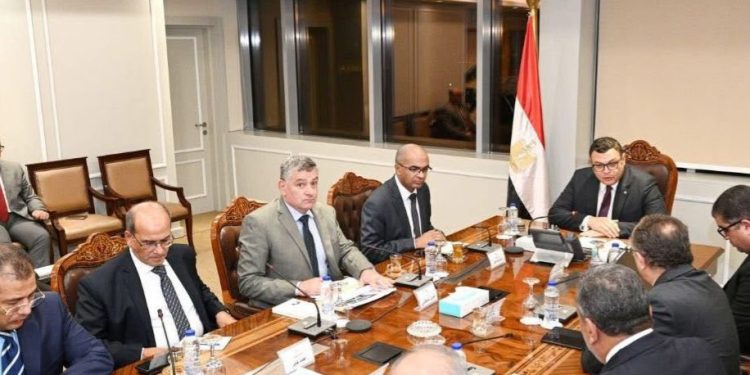 وزير الإسكان يتابع أخر مستجدات مشروعات التي تنفذها المقاولون العرب ضمن المبادرة الرئاسية “حياة كريمة” 