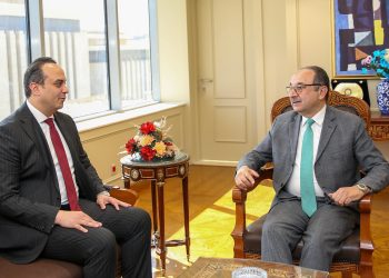 وزير قطاع الأعمال يستقبل رئيس هيئة الرعاية الصحية لبحث تعزيز التعاون المشترك