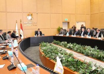 وزير الإسكان يعقد اجتماعا مع رئيس الشركة القابضة لمياه الشرب والصرف الصحي ورؤساء الشركات التابعة بكل المحافظات