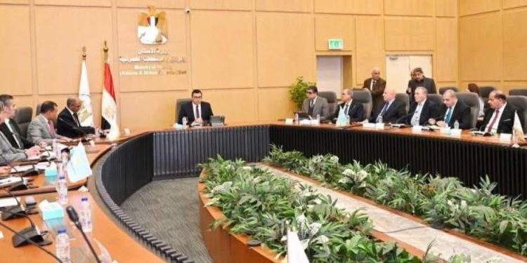 وزير الإسكان يعقد اجتماعا مع رئيس الشركة القابضة لمياه الشرب والصرف الصحي ورؤساء الشركات التابعة بكل المحافظات