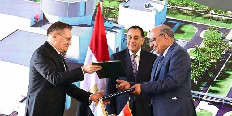 رئيس الوزراء يشهد توقيع أمر شراء الوقود النووي لمحطة الضبعة النووية واتفاقية البرنامج الشامل للتعاون مع شركة “روساتوم”