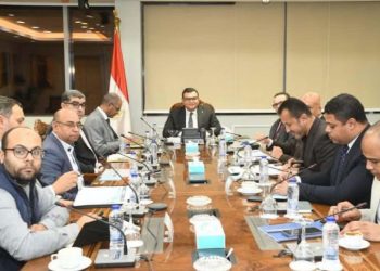 وزير الإسكان يتابع مشروعات المرافق والكهرباء بالمناطق الصناعية بعدد من المدن الجديدة